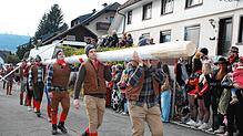 Bild : Herrischrieder Dorffasnacht: Hooriwälder und Dorfbuebe zeigen beeindruckende Masken