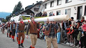 Bild : Herrischrieder Dorffasnacht: Hooriwälder und Dorfbuebe zeigen beeindruckende Masken