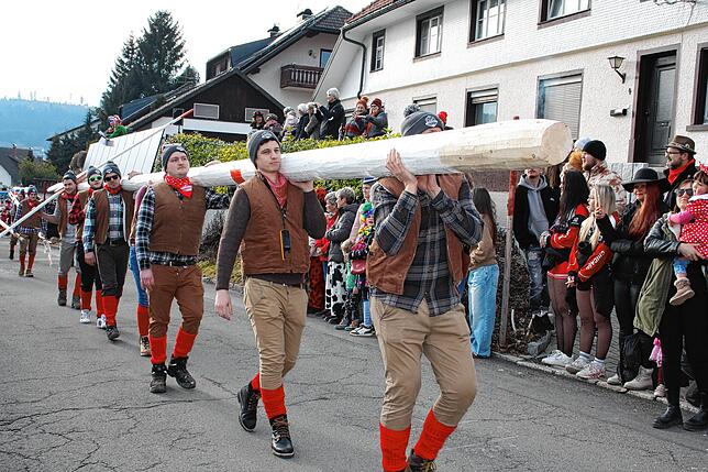 Bild 1: Herrischrieder Dorffasnacht: Hooriwälder und Dorfbuebe zeigen beeindruckende Masken