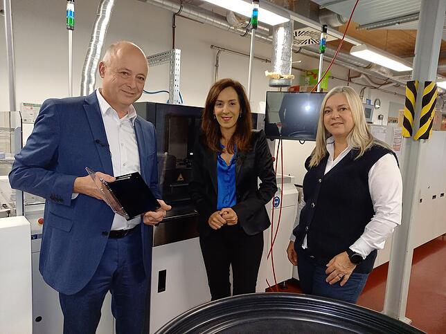Beim Solarforschungsinstitut ISC: Nese Erikli mit Kristian Peter und Petra Weber vor einer Prozessanlage zum Ätzen von Silizium-Wafern. ...