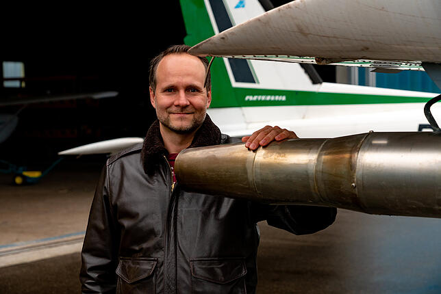 Pilot Markus Duwe am Silberjodid-Generator.