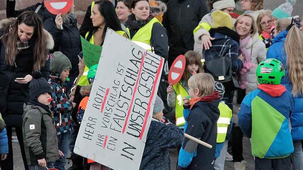 Bild : 100 trillern gegen eine drastische Erhöhung der Kitagebühren in VS