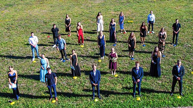 Die Abiturienten des Beruflichen Gymnasiums versammelten sich zum Gruppenbild auf dem Sportplatz der Schule Schloss Gaienhofen. Hier die ...