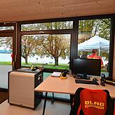 Blick auf den See: Die Einsatzzentrale der DLRG im neuen Gebäude im Seebad.