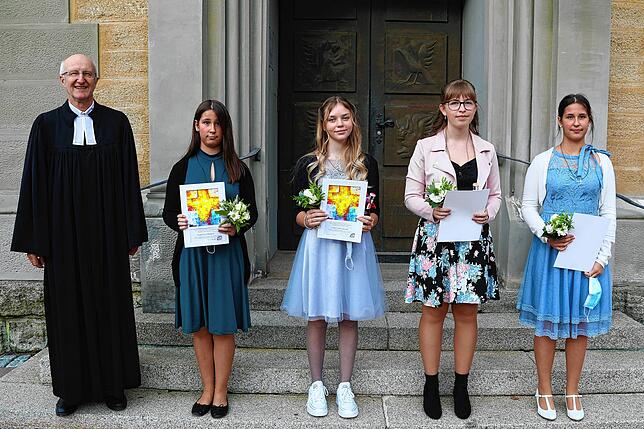 Pfarrer Rainer Stockburger feiert mit Lilly India Giusti, Analena Metzger, Angelina Metzger und Leonie Sofie Schäfer ihre Konfirmation ...