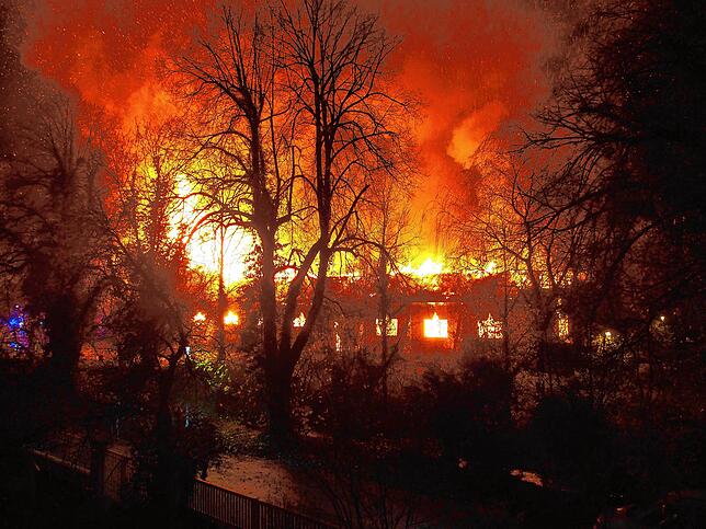 Gegen 1.15 Uhr am Dienstagmorgen steht die Scheffelhalle voll in Flammen.
