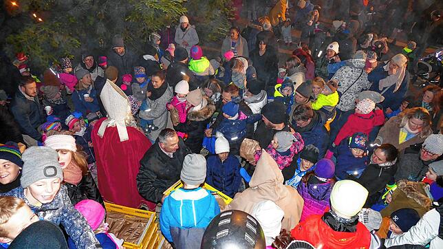 Ein Bild aus besseren Zeiten: Kaum ein Halten gab es 2022, als Nikolaus und Knecht Ruprecht bei der Eröffnung der Weihnachtsaktion des ...