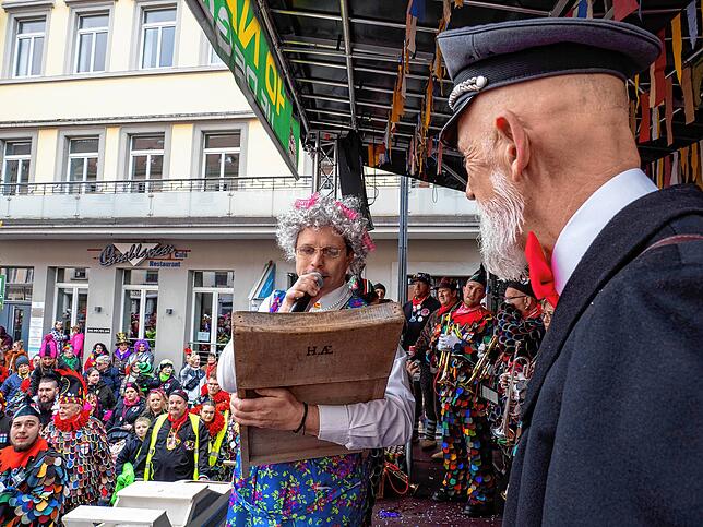 Gleich bekommt er eine Auszeichnung, die nur bedingt eine Ehrung ist: Norbert Reuter, Stadtwerke-Geschäftsführer, lässt die närrische ...