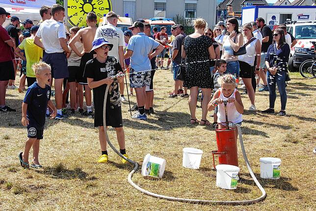 Auch die jungen Besucher hatten ihren Spaß mit dem nassen Element. Sie nutzten die Gelegenheit, sich gegenseitig nass zu spritzen.