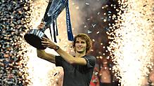 Alexander Zverev mit der WM-Trophäe.