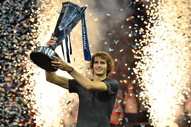 Alexander Zverev mit der WM-Trophäe.