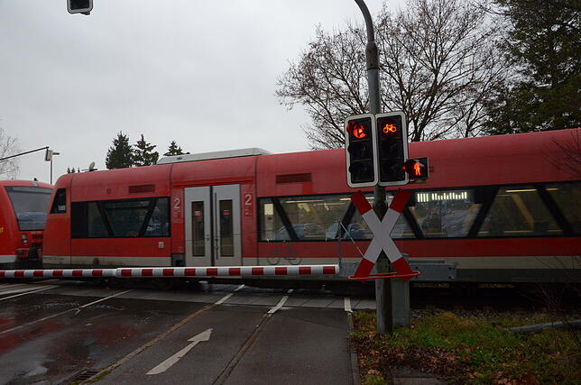 Um 14 Uhr am Sonntag ist der Zug von Friedrichshafen nach Radolfzell wieder bei geschlossener Schranke über die Gutenbergstraße ...