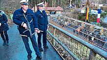 Die Polizeipräsenz sorgt beim Weihnachtszauber in Triberg für ein Sicherheitsgefühl bei den Besuchern – hier zwei Beamte im Jahr 2016.