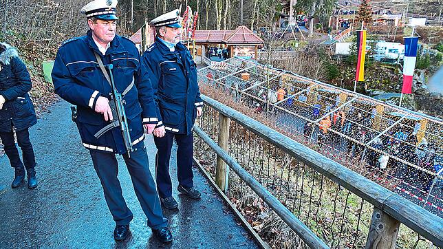 Die Polizeipräsenz sorgt beim Weihnachtszauber in Triberg für ein Sicherheitsgefühl bei den Besuchern – hier zwei Beamte im Jahr 2016.
