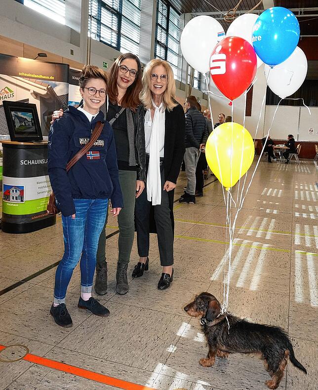 Mit Luftballons: Dackeldame Fritzi vom Stand Bien Zenker ist bei der Immo ein süßer Blickfang, hinter ihr „Frauchen“ und ...
