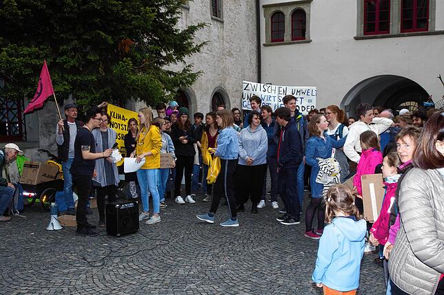 Kurz vor Ausrufung des Klimanostands versammelten sich einige Aktivisten im Rathaus-Innenhof.