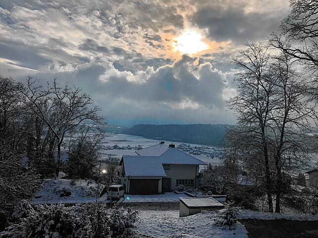 Blick von der Oberen Haspelstraße auf die verschneite Schweiz.