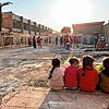 Der Bau von festen Unterkünften ist ein nächster Schritt in den Erdbebenregionen der Türkei und Syriens: Familien brauchen ein richtiges ...