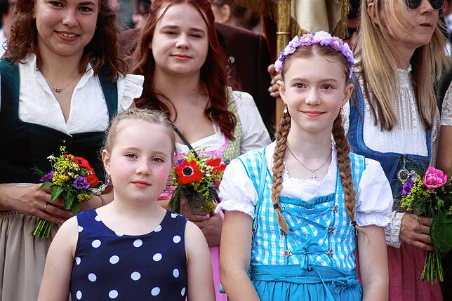 Bild 20: Gute Stimmung beim Jubiläumsumzug des Musikvereins Liggersdorf im Rahmen des Bezirksmusikfestes