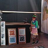 Kunst hat viele Ausdrucksformen. Hier sind es eine gelungene Kombination aus Linolschnitten mit Musik, die gezeigt werden.