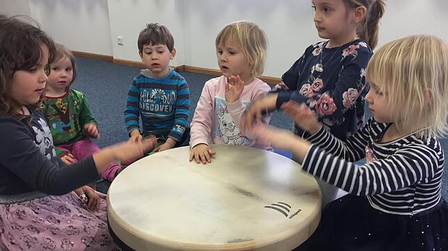 Bei den Musikzwergen und der Trommelgruppe des Chors Binzgen soll bald mit neunen Instrumenten musiziert werden. Bild: privat