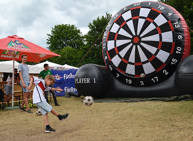 Dart einmal anders, nämlich mit dem Fußball.