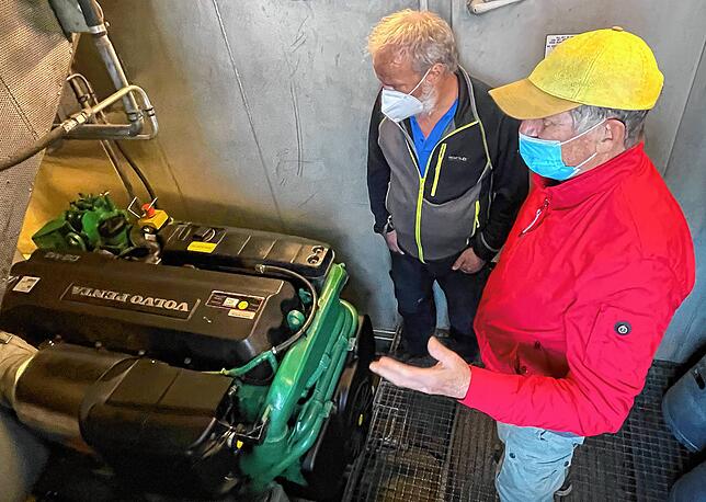 Ein Dieselgenerator liefert den Strom für den Elektroantrieb der „Seegold“: Schiffsführer Andreas Schießle vom ...