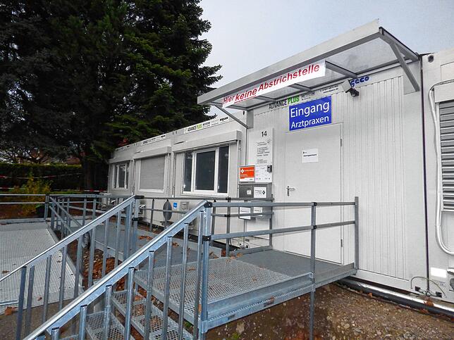 Das MVZ-Provisorium in Containern. Wenn das Spital umgebaut ist, soll es dorthin umziehen. Doch aktuell sucht die Stadt für das MVZ ...