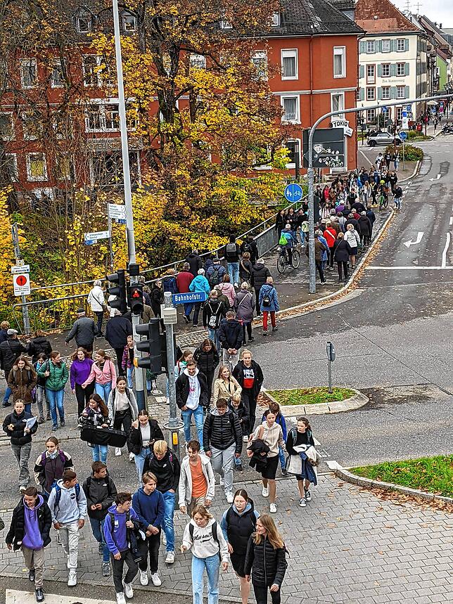 Bei starker Frequenz nutzen die Fußgänger auch den Fahrradstreifen auf der Zuführung zur Schneckenbrücke und für die Radler bleibt kein ...
