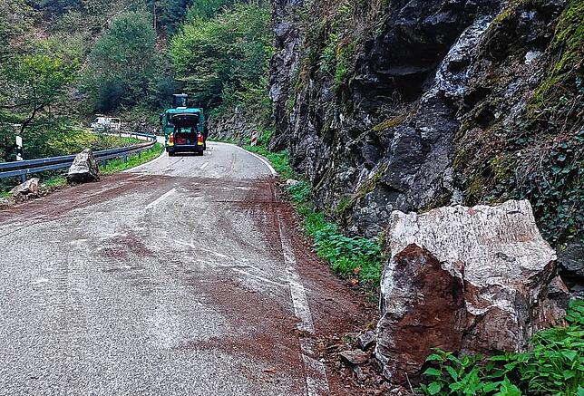 Im Wehratal räumen Einsatzkräfte im September 2022 einen mehrere Tonnen schweren Fels von der L 148. Weil weitere Felsen abzustürzen ...