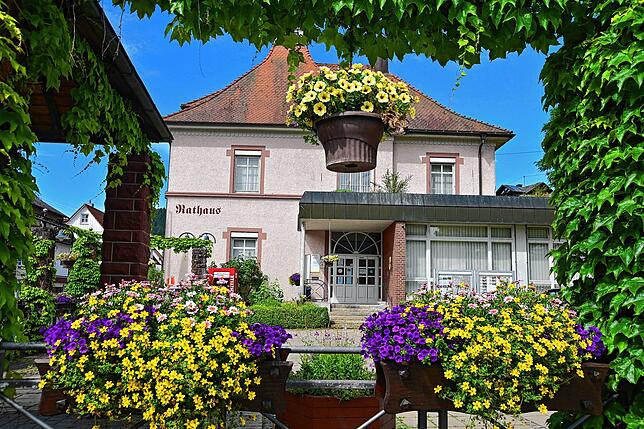 Das Rathaus, eingerahmt von prachtvollem Blumenschmuck.