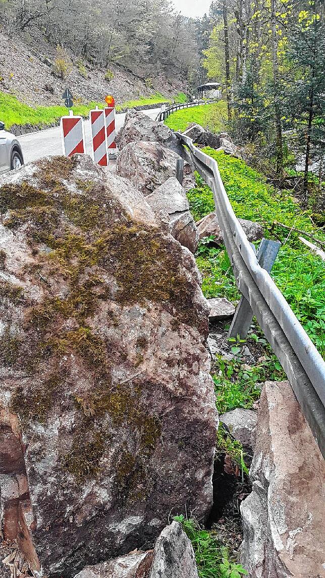 Am Samstag, 29. April, stürzte dieser Brocken auf die L157 im Schlüchttal.