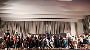 Die Hip-Hop-Tanzgruppe No NameZ der offenen Kinder- und Jugendarbeit der Stadt Waldshut-Tiengen zeigt ihre gut einstudierten ...