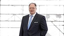 Michael Schwabe, Chef des Stockacher Autozulieferers Eto im Firmengebäude. Seit 2011 führte er das zur Laur-Stiftung gehörende ...