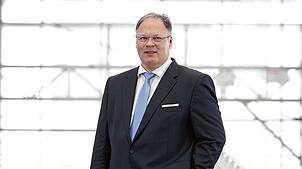 Michael Schwabe, Chef des Stockacher Autozulieferers Eto im Firmengebäude. Seit 2011 führte er das zur Laur-Stiftung gehörende ...