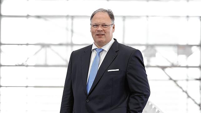 Michael Schwabe, Chef des Stockacher Autozulieferers Eto im Firmengebäude. Seit 2011 führte er das zur Laur-Stiftung gehörende ...
