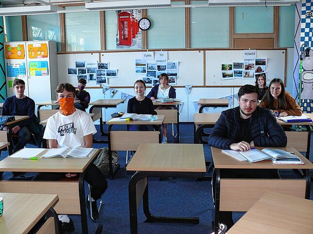 Auch an der Geschwister-Scholl-Schule herrscht am ersten Schultag große Disziplin, was die Einhaltung der Distanzregeln angeht, hier ...