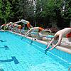 Die Mitglieder der DLRG trainieren regelmäßig, um im Waldfreibad für Sicherheit sorgen zu können.