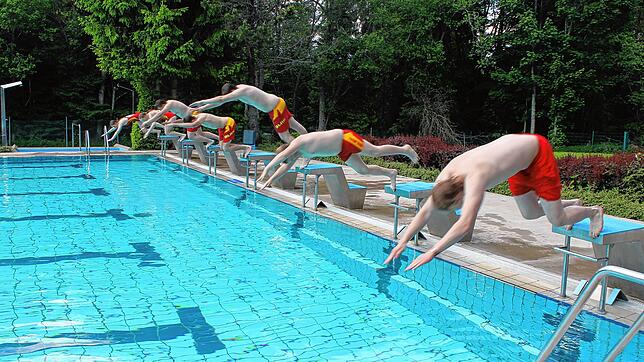 Die Mitglieder der DLRG trainieren regelmäßig, um im Waldfreibad für Sicherheit sorgen zu können.