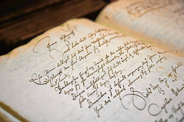 So verschnörkelt sind Handschriften in historischen Ratsprotokollen.