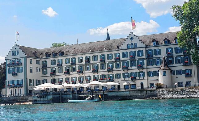 Die Seeterrasse des Inselhotels vom See aus aufgenommen. Hier existiert sogar ein eigener Steg.