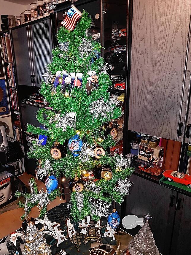 Rainer Scheugenpflug erfreut sich an seinem außergewöhnlichen Elvis-Weihnachtsbaum.Er steht in seinem Hobby-Zimmer in Wutöschingen.