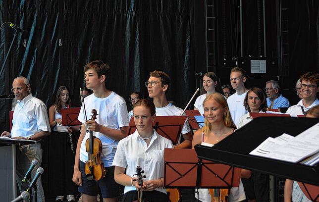 Bürgermeister Fritz Link (links) eröffnet das Jubiläumsfest auf der Showbühne im Kurpark. Vor und danach unterhalten Orchester der ...