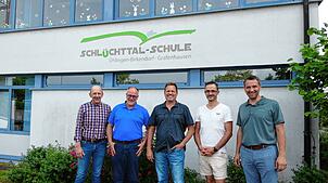 Freuen sich über die Kooperation (von links): Christian Behringer, Frank Decker (Schulleiter Gewerbliche Schulen Waldshut), Sven Kucher ...