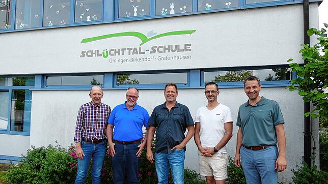 Freuen sich über die Kooperation (von links): Christian Behringer, Frank Decker (Schulleiter Gewerbliche Schulen Waldshut), Sven Kucher ...