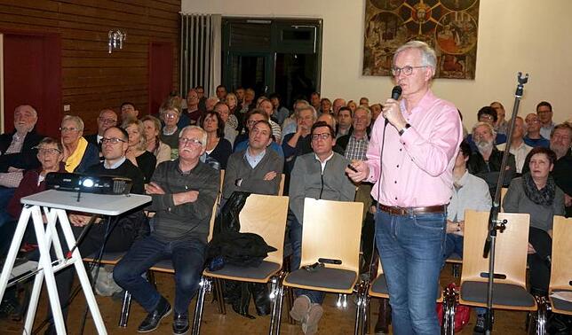 Engelbert Maier bei der Vorstellung seines Konzepts in der Ortschaftsratssitzung im Gurtweiler Pater Jordan Haus. Bild: Ursula Freudig