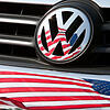VW-Emblem spiegelt sich in der US-Flagge. Ein Rechtsstreit in den USA steht kurz vor dem Abschluss. Bild: dpa