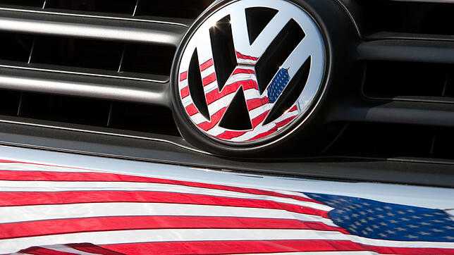 VW-Emblem spiegelt sich in der US-Flagge. Ein Rechtsstreit in den USA steht kurz vor dem Abschluss. Bild: dpa