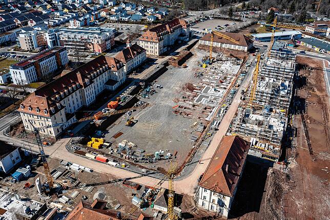 Blick auf das ehemalige französische Kasernengelände Lyautey. Links die 1914 fertiggestellten denkmalgeschützen Kasernengebäude aus ...
