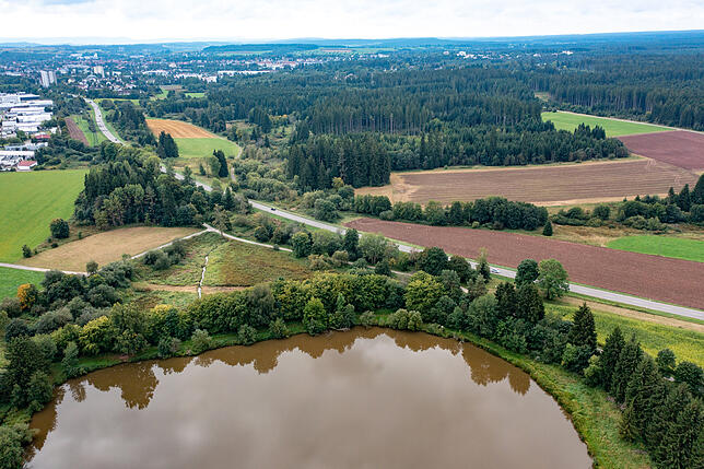Zwischen Villingen (links oben am Bildrand das Gewerbegebiet Vockenhausen und dem Mönchsee soll die Neubaustrecke der Bundesstraße 523 ...